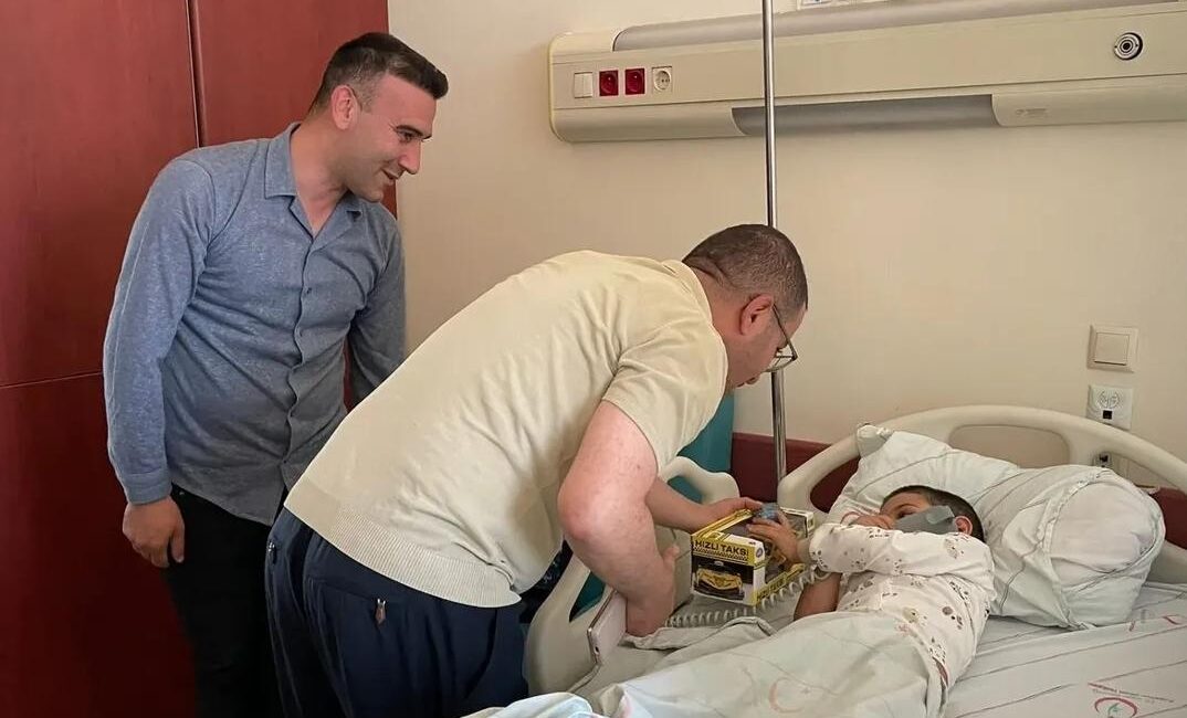 Kaymakam Okan Daştan’dan Sünnet Olan Çocuklara Anlamlı Ziyaret CEM DAŞDELEN- KARS /