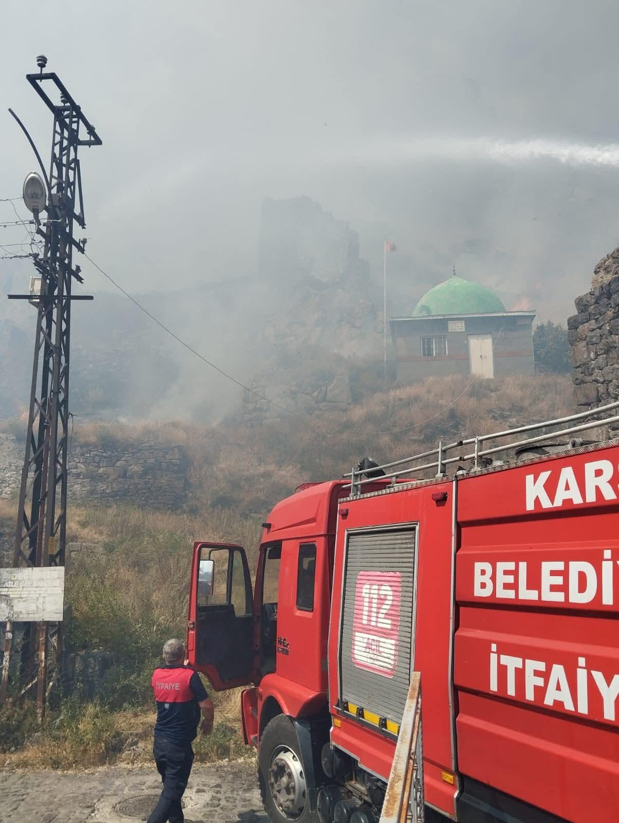 Kars Kalesi Eteklerinde Çıkan Anız Yangını Korkuttu