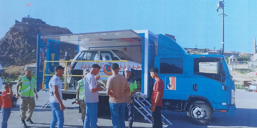 Kars’ta Emniyet Kemeri Simülasyon Aracıyla 337 Vatandaşa Trafik Güvenliği Eğitimi Verildi