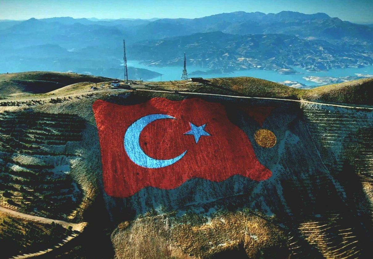 Türkiye’nin En Büyük Türk Bayrağı Ahir Dağı’na İşleniyor
