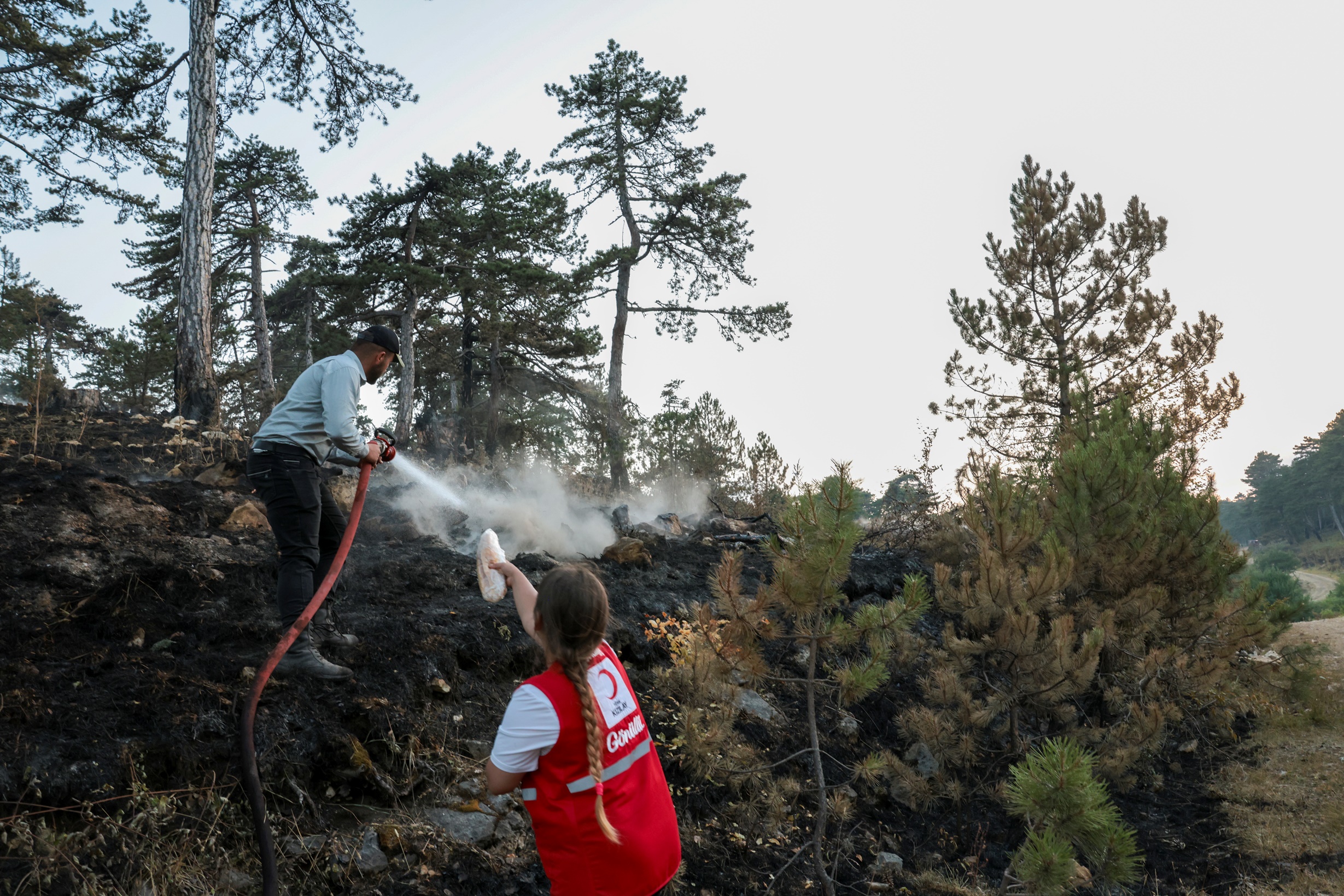 Kızılay Gönüllüleri Orman Yangınlarında Ön Saflarda: “Yangın Bitene Dek Hep Beraber Buradayız”