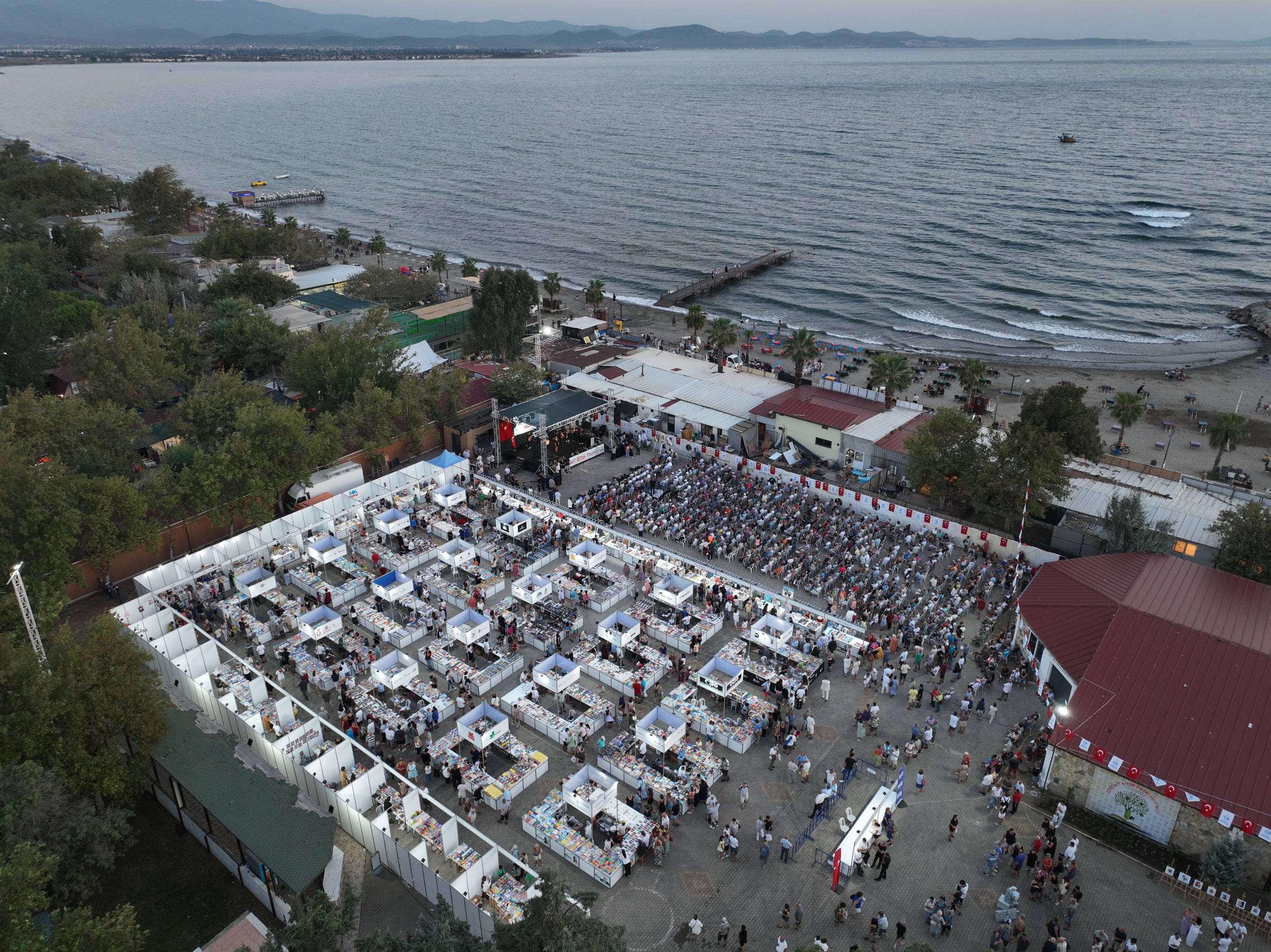 Ölmez Ağacın Gölgesinde Kitap: 7. Edremit Kitap Fuarı Başladı