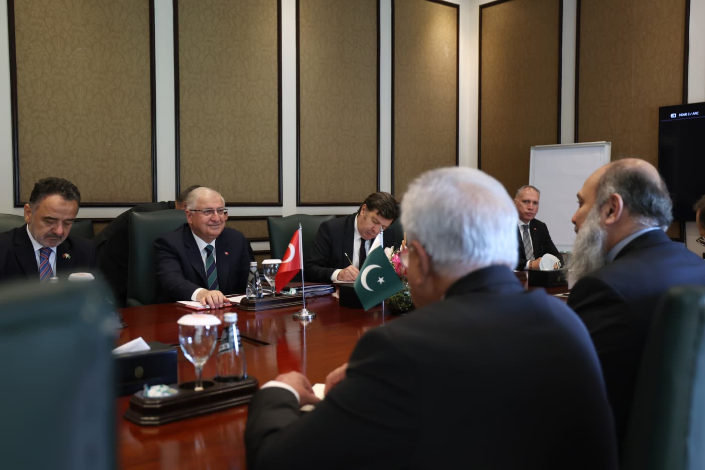 Milli Savunma Bakanı Yaşar Güler, Pakistan Ticaret Bakanı Jam Kamal Khan ile Görüştü