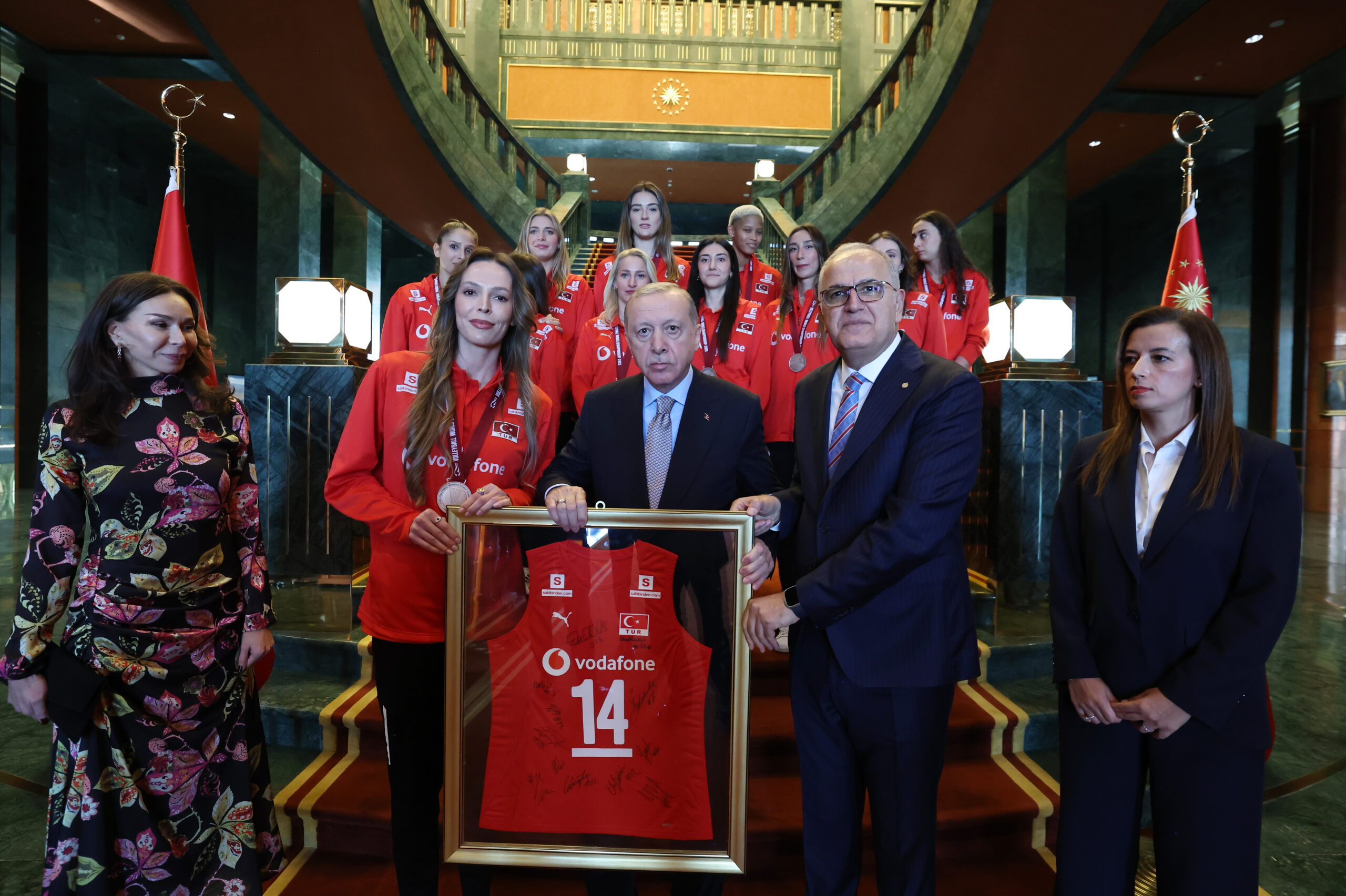 Cumhurbaşkanı Erdoğan, Gümüş Madalya Kazanan Filenin Sultanları’nı Kabul Etti