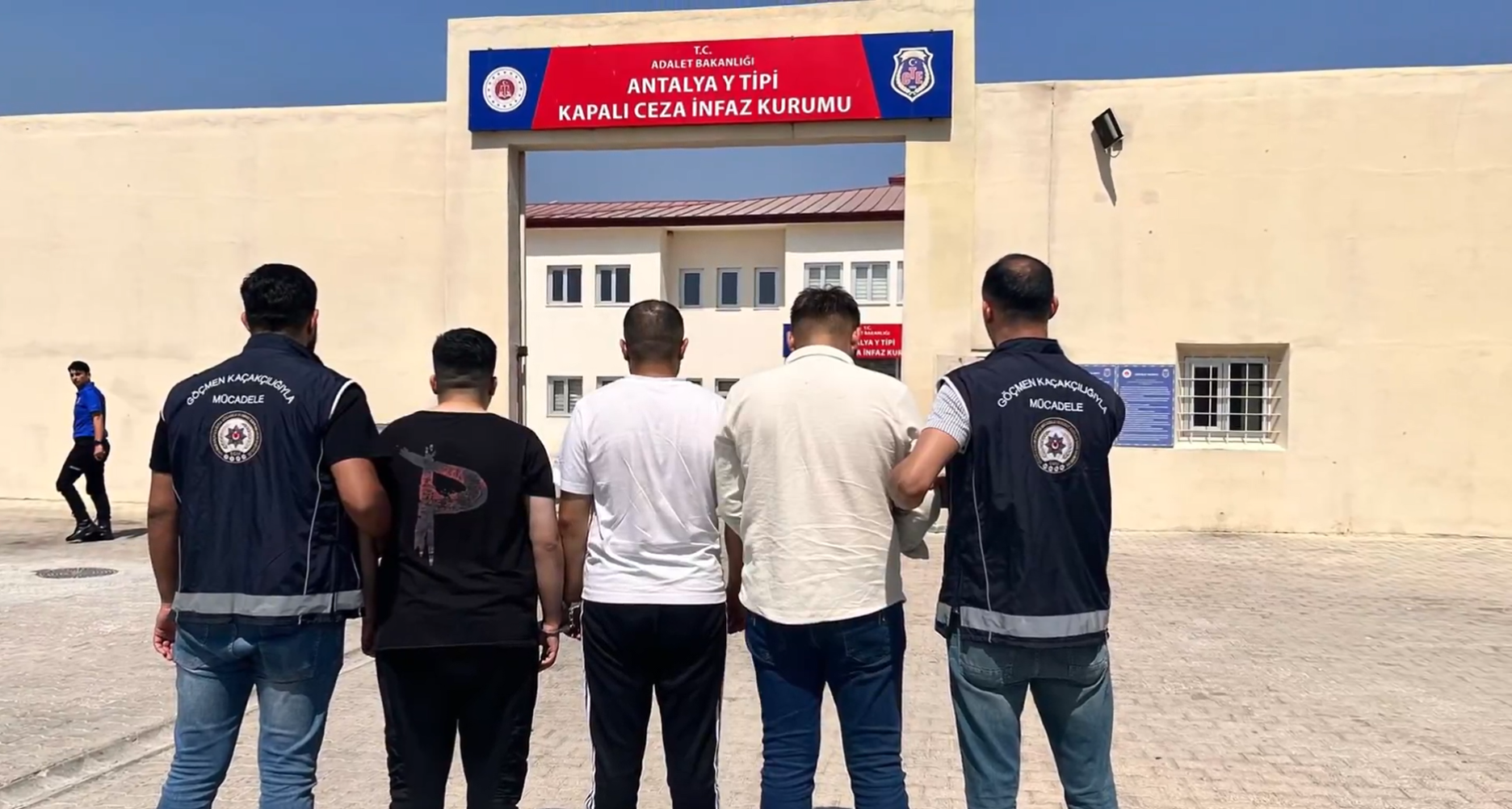 Türkiye Genelinde Eş Zamanlı Göçmen Kaçakçılığı Operasyonu: 46 Şüpheli Yakalandı