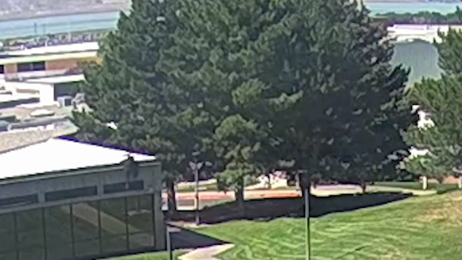 FBI’dan Yeni Görüntüler: Charlie Kirk Cinayetinde Şüpheli Çatıda Koşup Ormana Kaçıyor