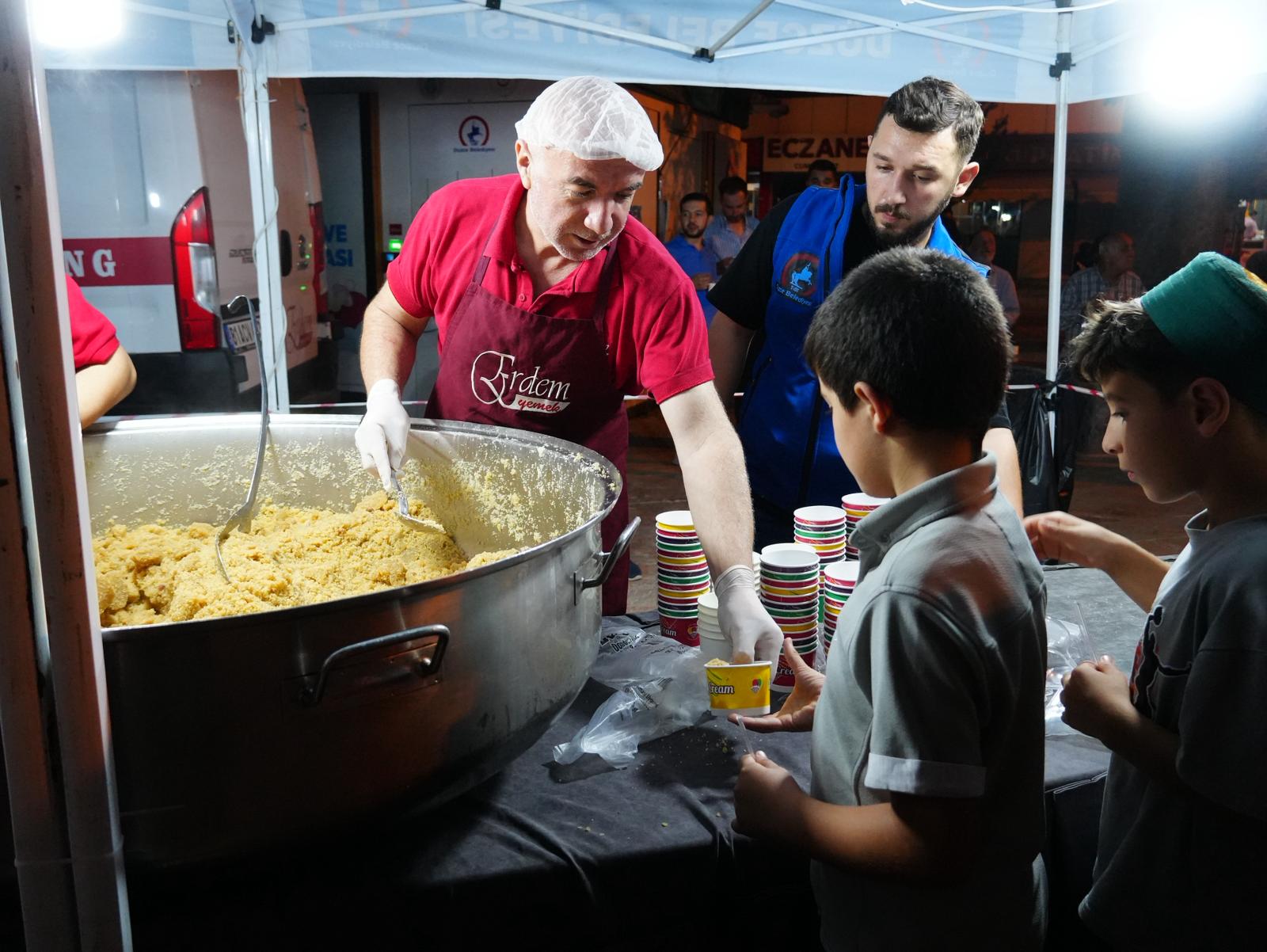 Manevi İklime Yakışır İkram: Düzce Belediyesi’nden Helva Dağıtımı