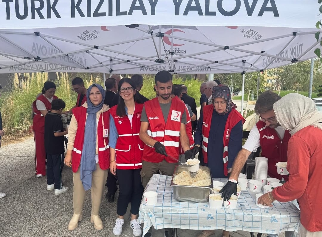 Kızılay Kadın Yalova Birimi, Ahilik Haftası Etkinliğinde Vatandaşlarla Buluştu