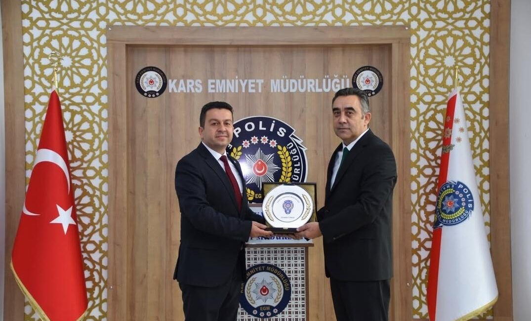 İdare Mahkemesi Başkanı Yonisoğlu’ndan Emniyet Müdürü Tombul’a Hayırlı Olsun Ziyareti CEM DAŞDELEN- KARS /