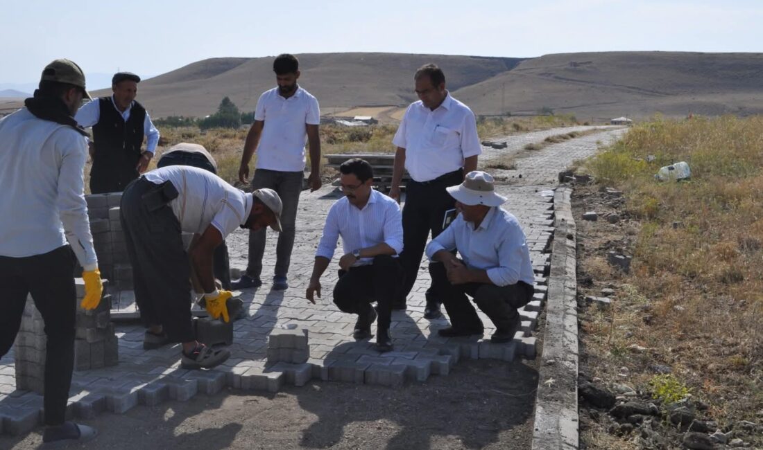 Kaymakam Demirtaş, Küçükaküzüm Köyü’nde Devam Eden Kilit Parke Çalışmalarını İnceledi CEM DAŞDELEN- KARS /