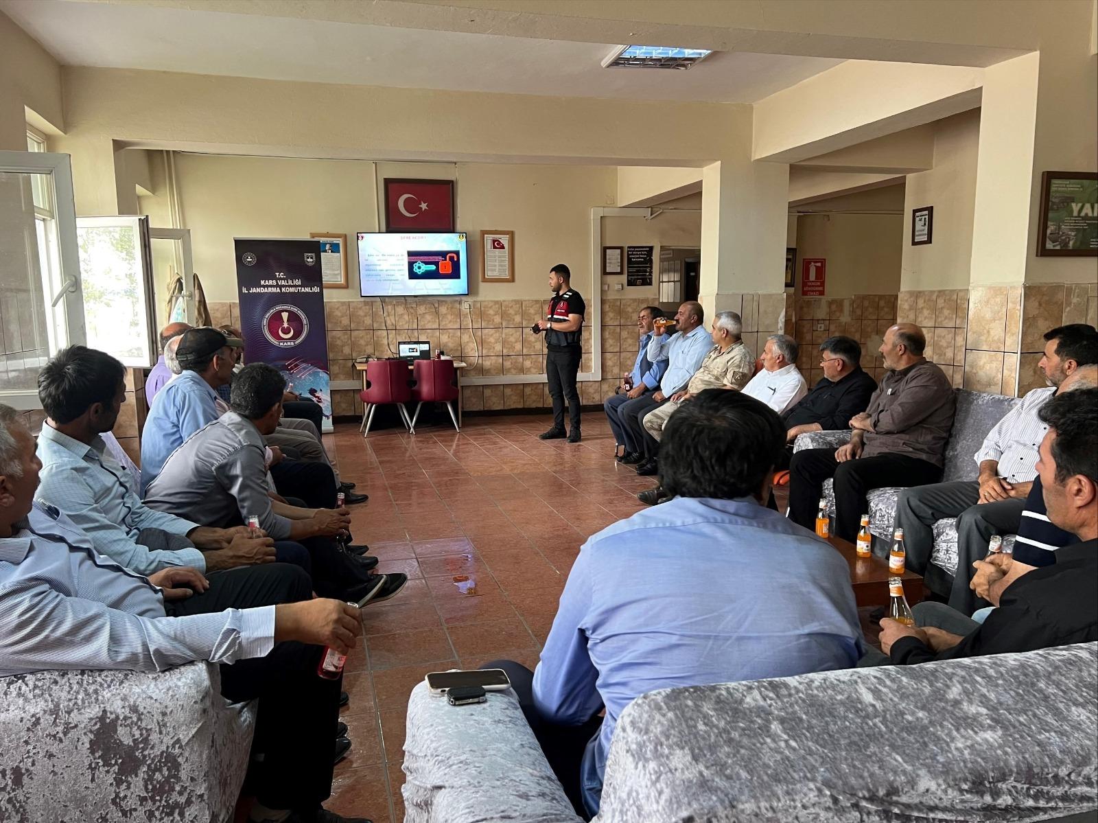 Kars İl Jandarma Komutanlığından Köy Muhtarları ve Azalarına Siber Farkındalık Eğitimi