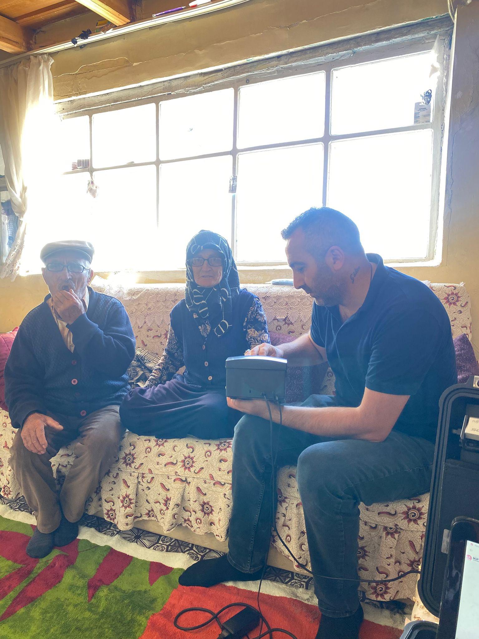 Kars’ta Ulu Çınarlara Evlerinde Kimlik Hizmeti