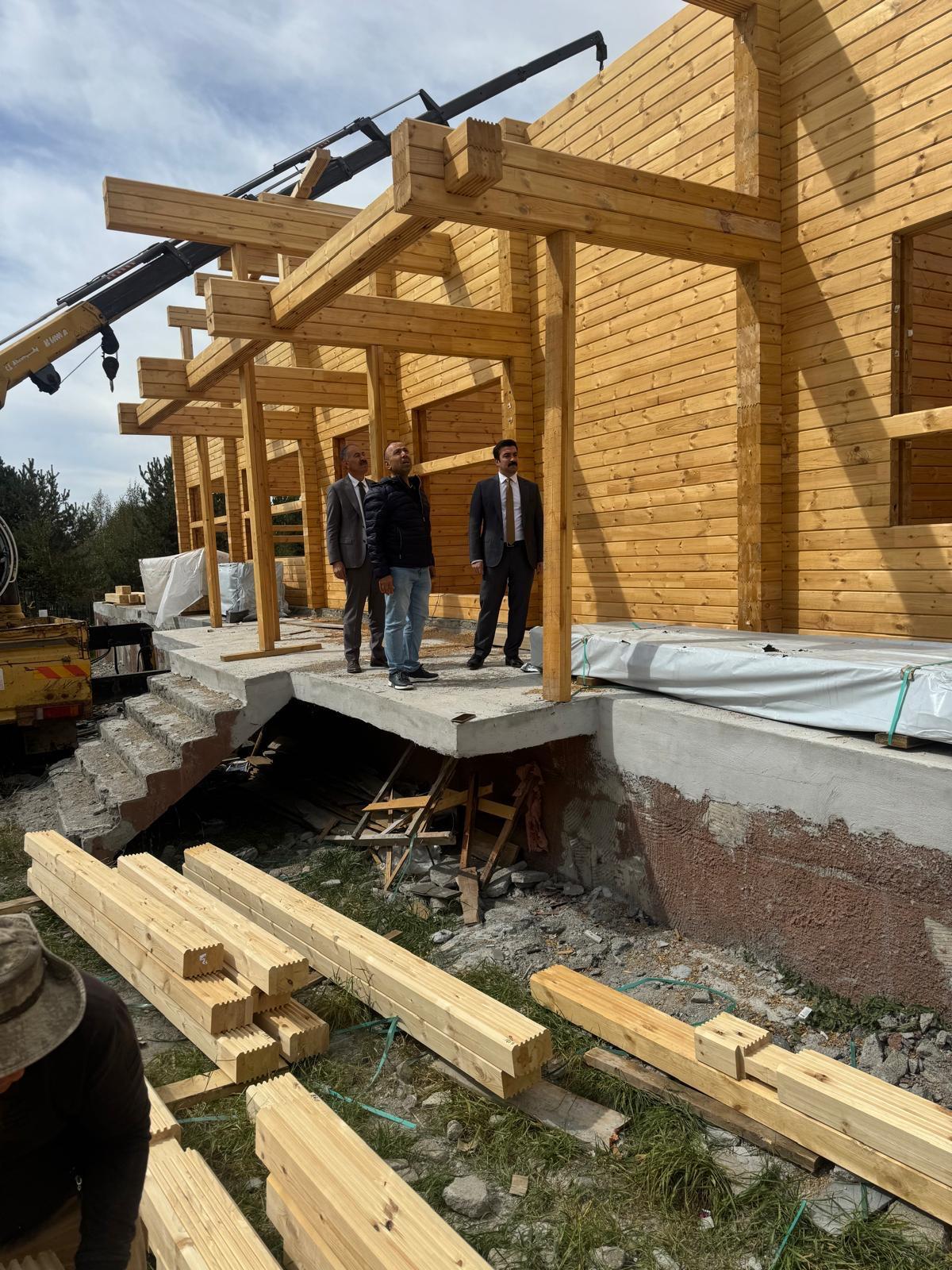 Kaymakam Akköz ve Başkan Elma’dan Kütük Ev Projesine Ziyaret