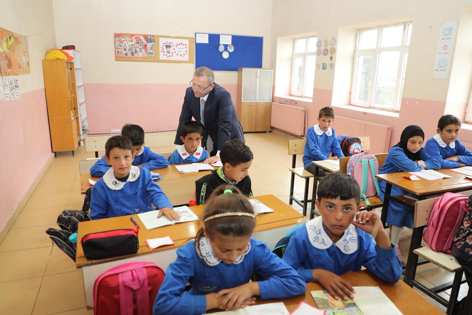 Kars Valisi Ziya Polat’tan Hacıveli Köyü İlkokuluna Ziyaret