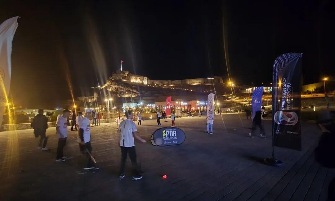 Kars Bedesten’de Badminton Coşkusu: Gençler Spora Doydu! CEM DAŞDELEN- KARS /