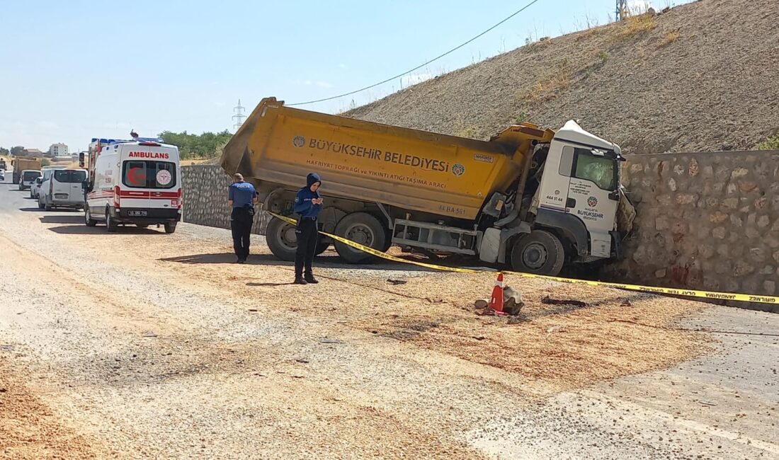 Malatya’da Harfiyat Kamyonu Duvara Çarptı Sürücü Hayatını Kaybetti Battalgazi ilçesinde lastiği patlayan
