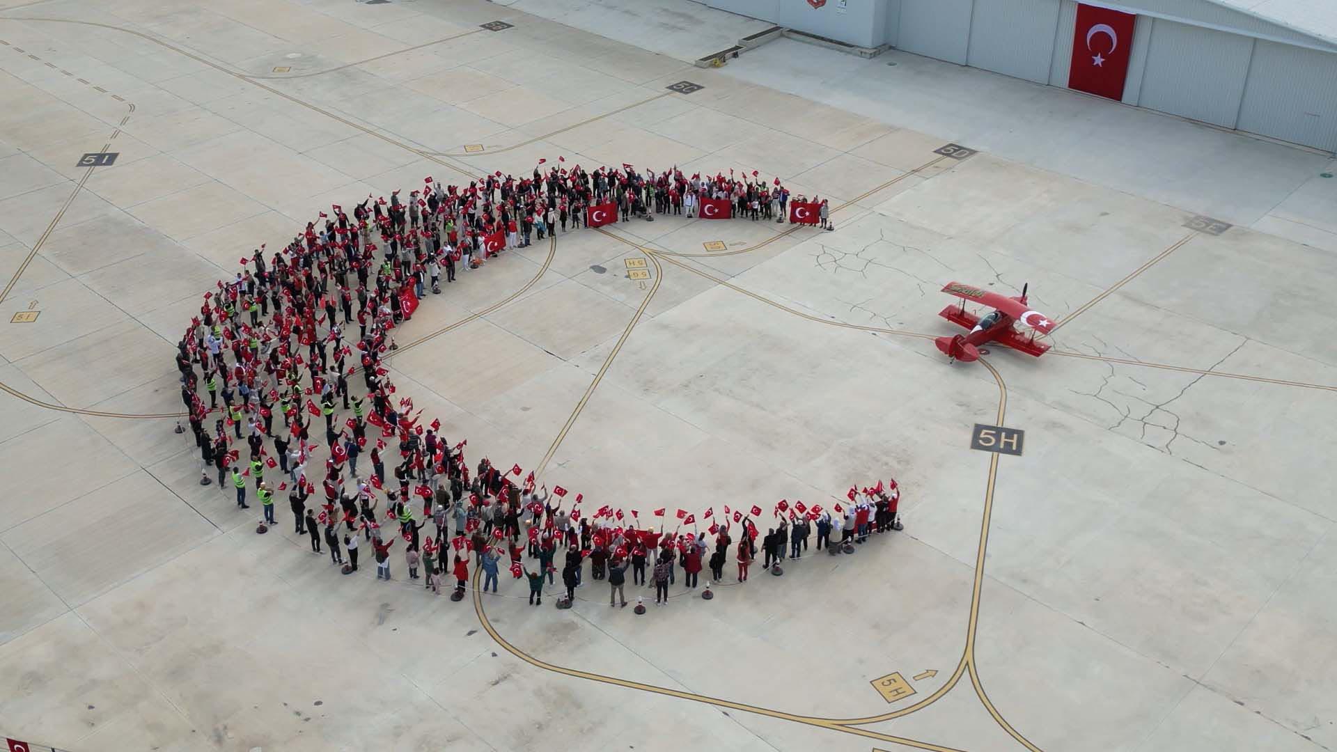 Sivrihisar’da Cumhuriyet’in 102’nci Yılına Özel Hilal-Yıldız Koreografisi