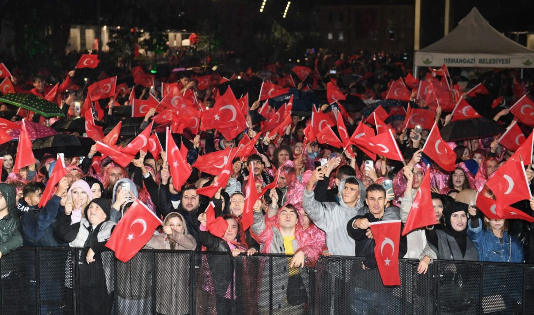 Osmangazi Meydanı’nda Zeynep Bastık’tan Cumhuriyet Coşkusu BURSA / TEKHA Osmangazi