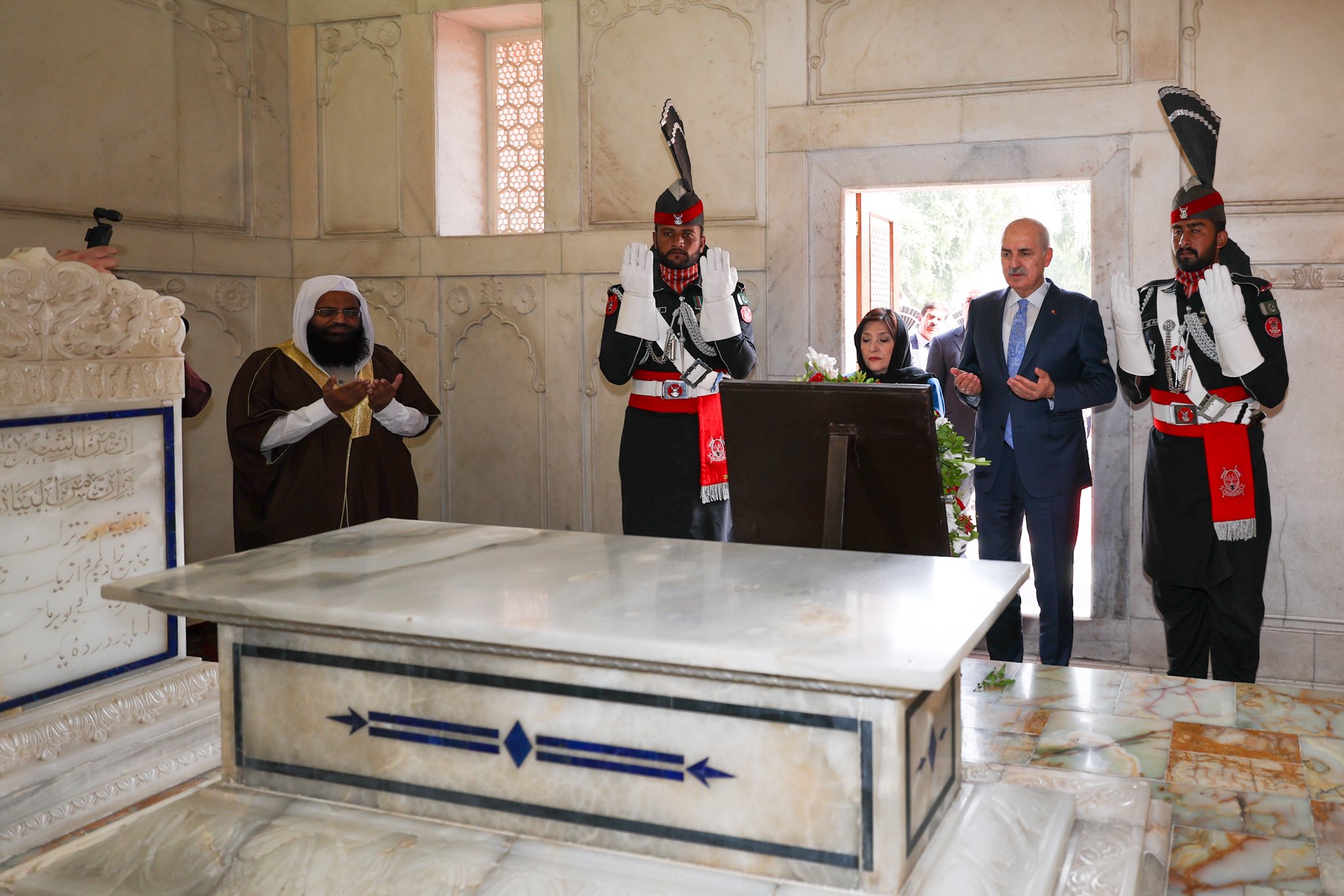 TBMM Başkanı Numan Kurtulmuş, Lahor’da Muhammed İkbal’in Türbesini Ziyaret Etti