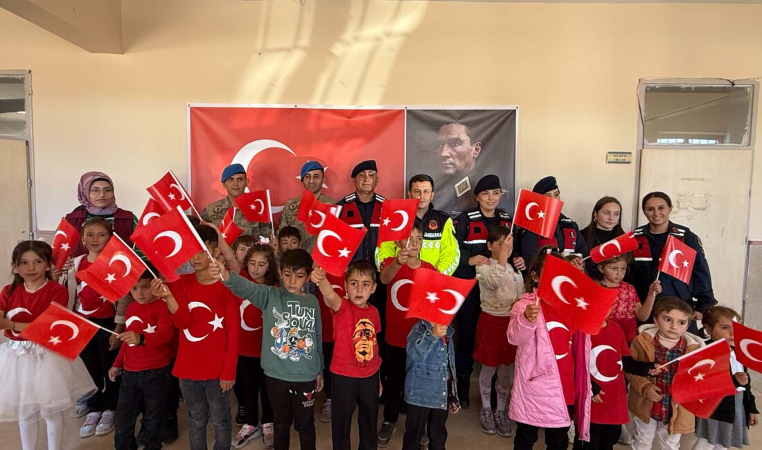 Sivas’ta Jandarma Ekiplerinden Öğrencilere 29 Ekim Cumhuriyet Bayramı Sürprizi SİVAS / TEKHA Sivas