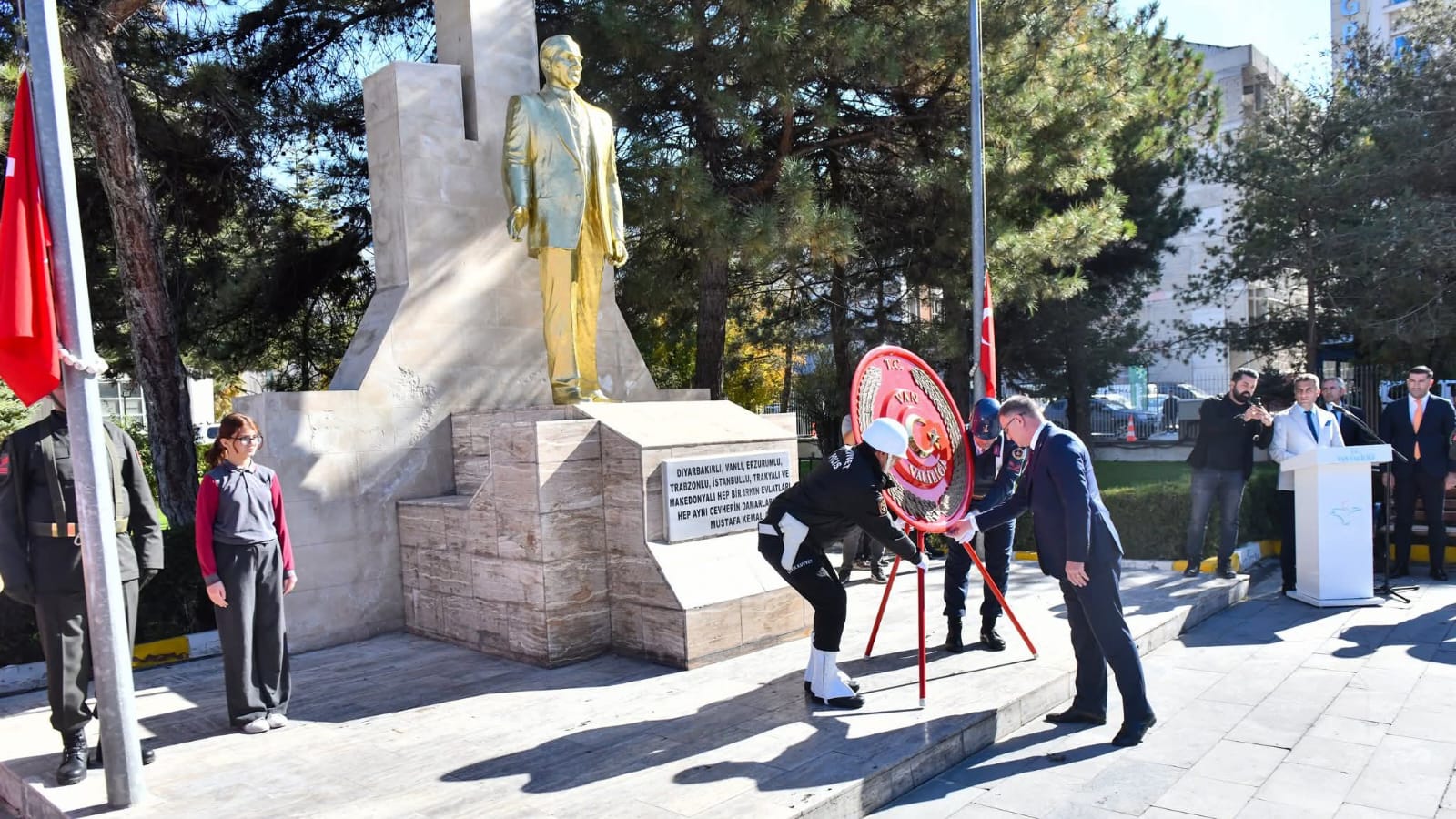 Van’da Cumhuriyetin 102. Yıl Dönümü Töreni Düzenlendi