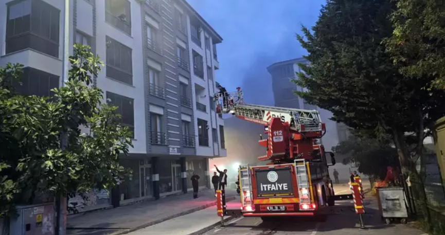 Otoparkta Araç Patladı, Apartman Dumanla Kaplandı : 9 Kişi İtfaiye Yardımıyla Tahliye Edildi !