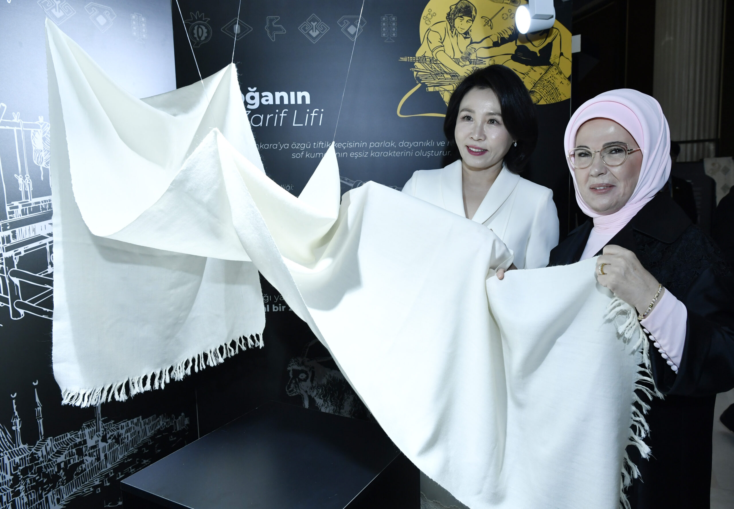 Emine Erdoğan ve Güney Kore Devlet Başkanı’nın Eşi Kim Hea Kyung Millet Kütüphanesi’nde