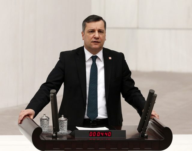 CHP’li Özgür Ceylan’dan Çarpıcı İddia: “130 Bin Mülteci Silah Altına Alınacak mı?”