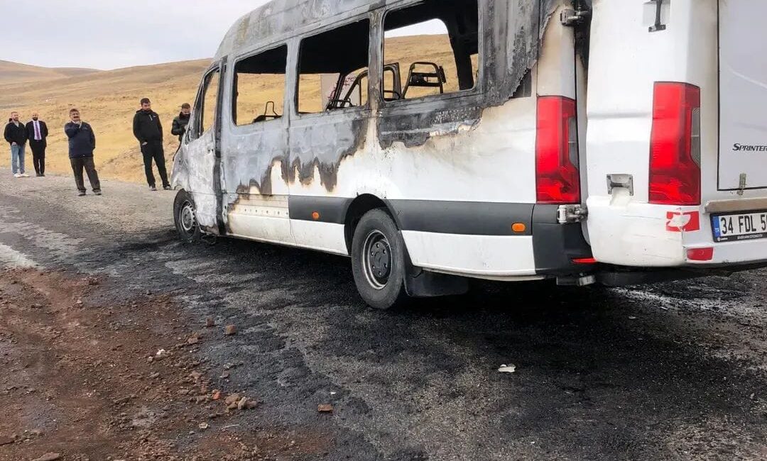 Van’da Seyir Halindeki Minibüs Alev Aldı, Kullanılamaz Hale Geldi SUAT BARAN – VAN