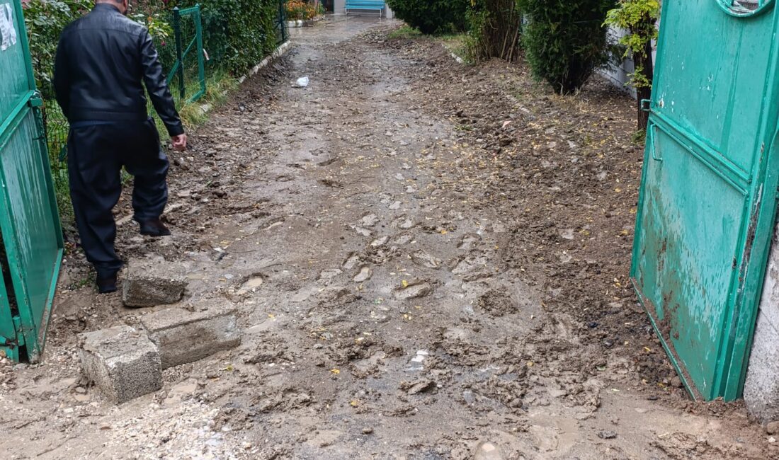Van’da Arvas Camii Girişi Yağmurda Çamur, Güneşte Toz İçinde Kaldı SUAT BARAN – VAN