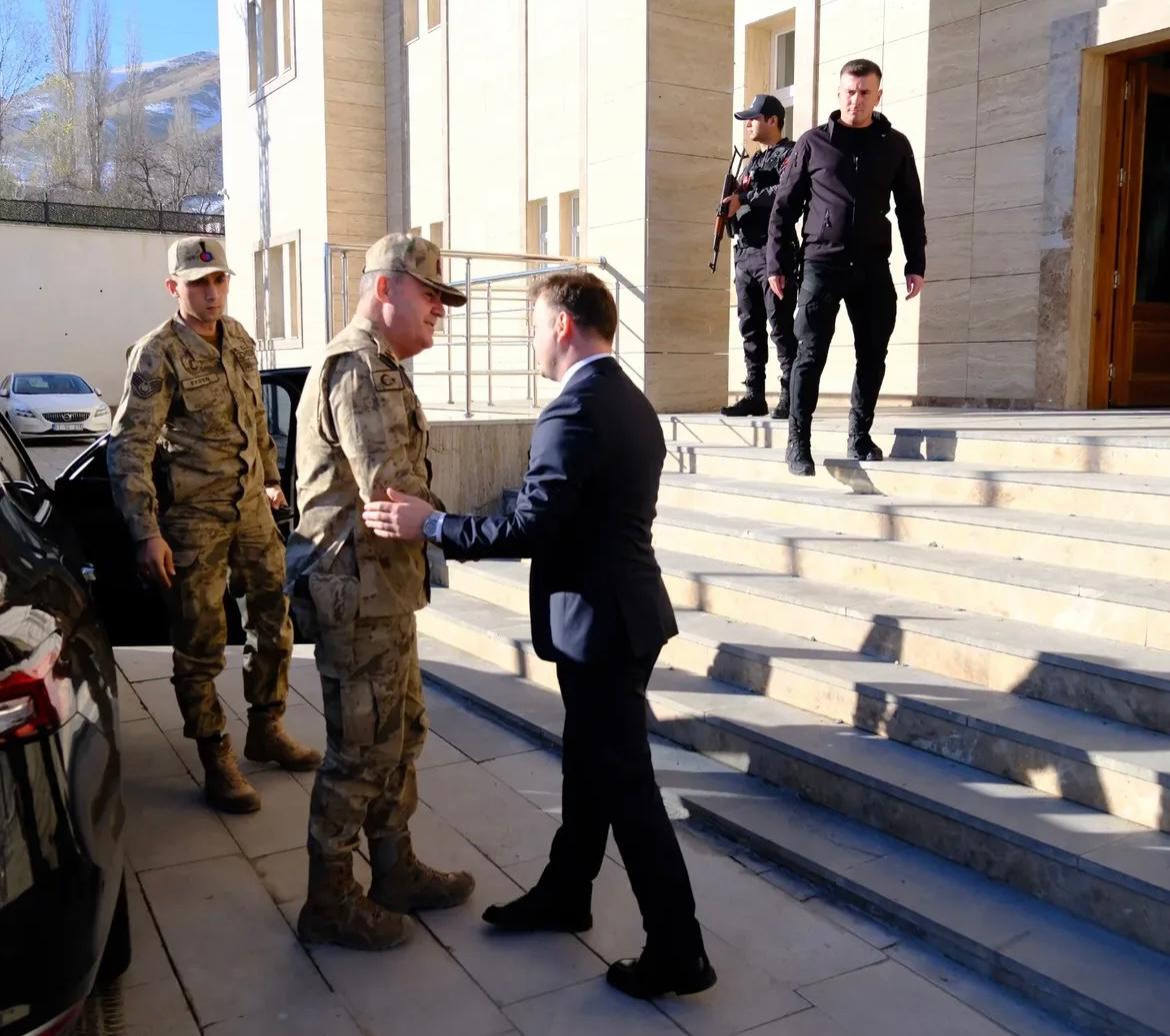 Tuğgeneral Avkıran’dan Başkale Kaymakamı Erdoğan’a Ziyaret