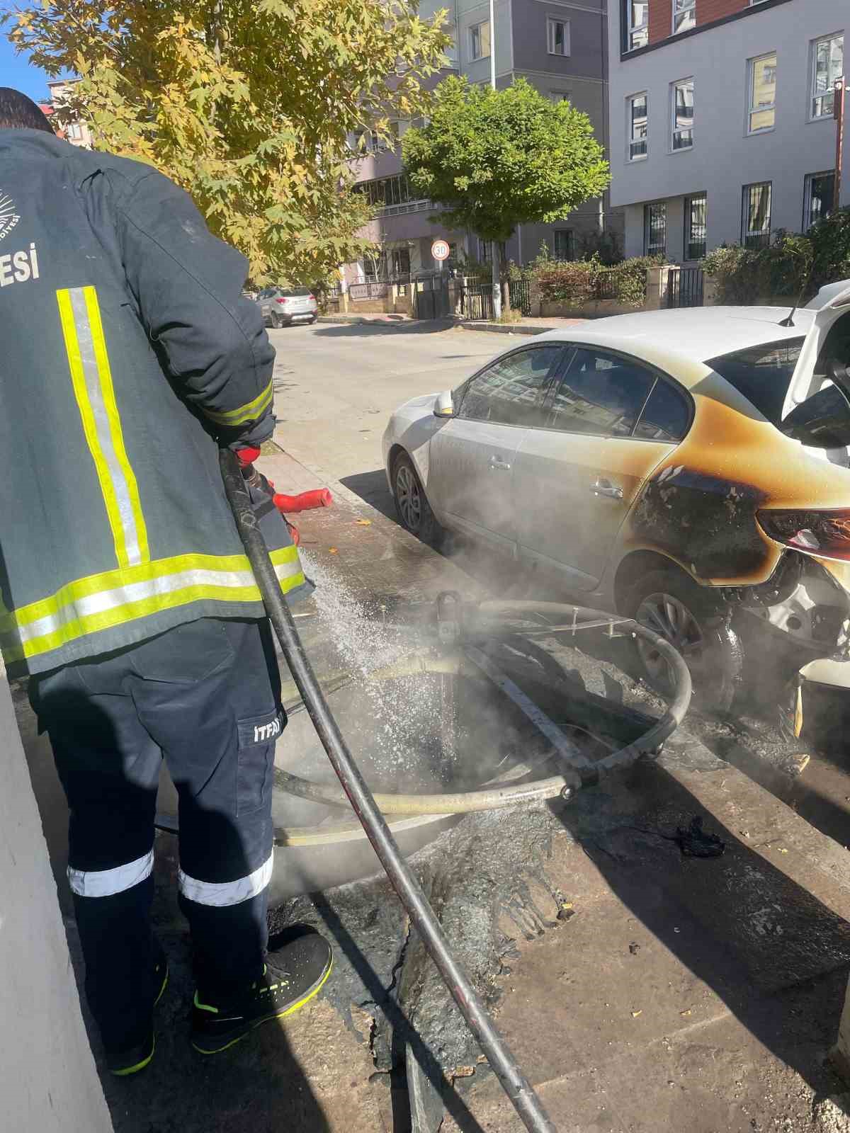 Çöpe Atılan Yanıcı Madde Park Halindeki Otomobili Alev Aldırdı