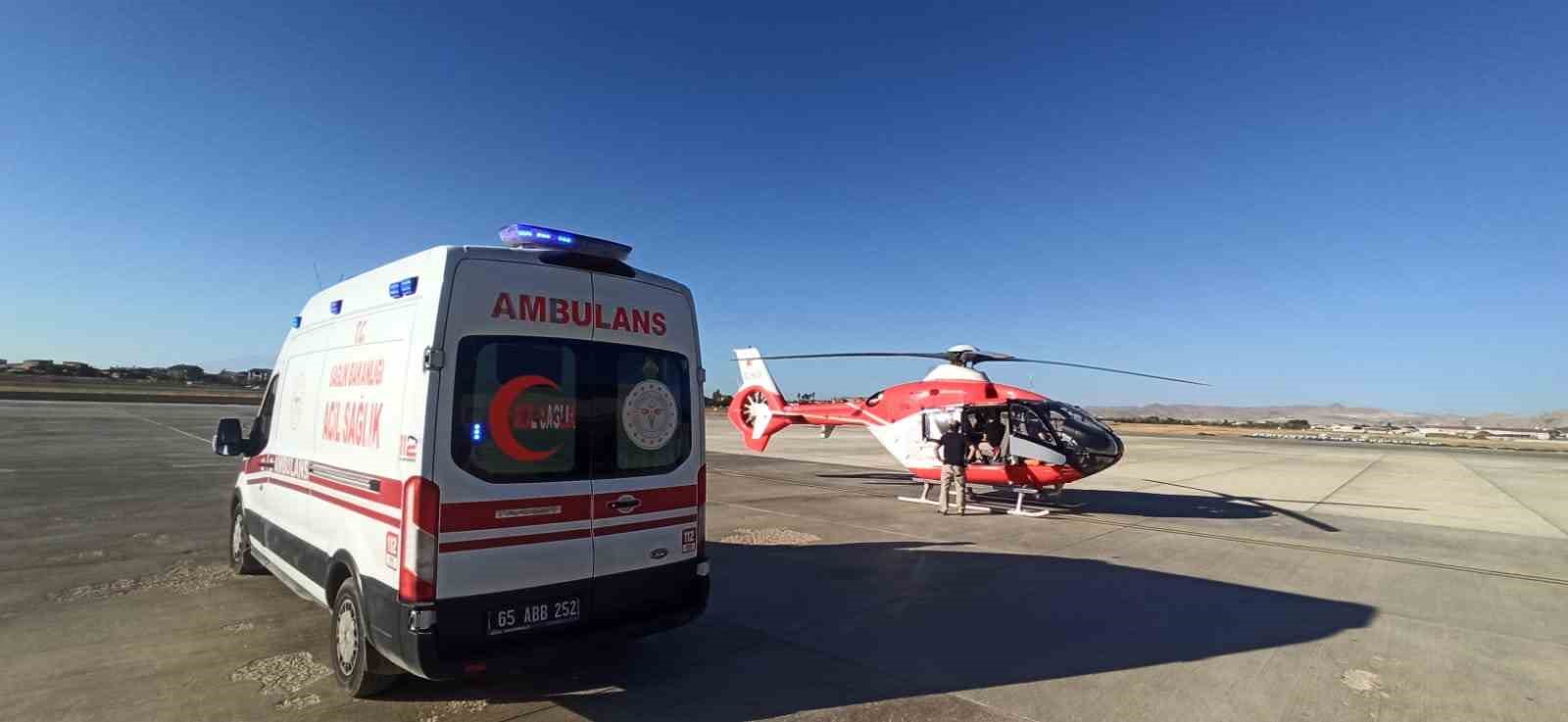 Bahçesaray’da Kalp Krizi Geçiren Hasta Helikopter Ambulansla Van’a Nakledildi