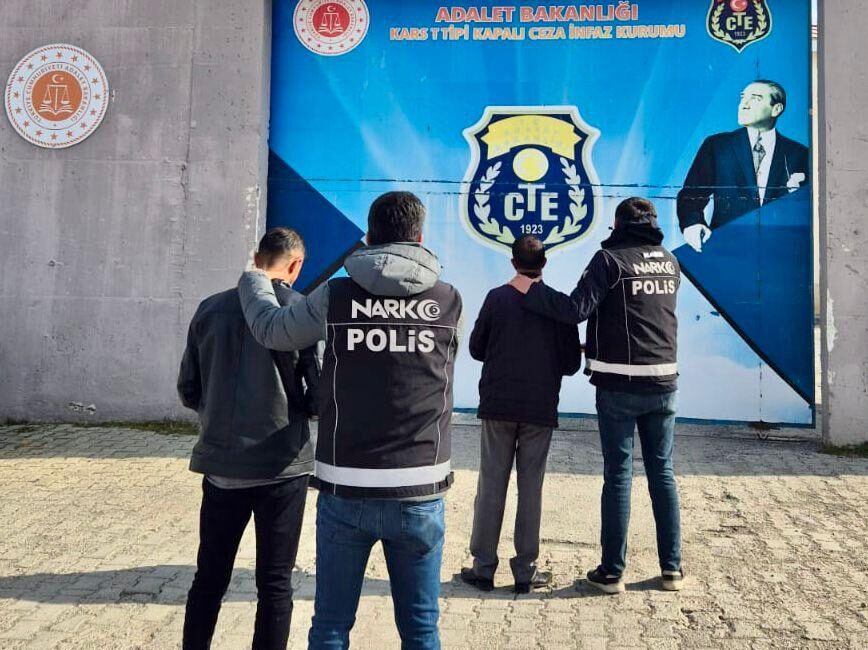 Kars’ta Uyuşturucu Operasyonu: Kesinleşmiş Hapis Cezası Bulunan 2 Şahıs Tutuklandı CEM DAŞDELEN- KARS /