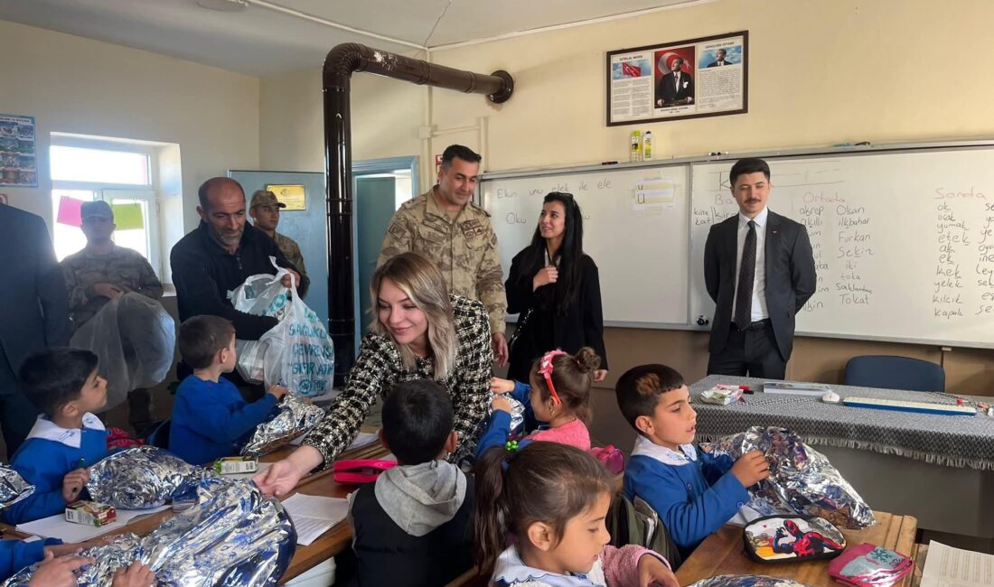Digor Cumhuriyet Savcısı Kılınç ve Psikolog Uyan’ın El Emeğiyle Örülen Atkılar, Minik Öğrencilere Hediye Edildi CEM DAŞDELEN- KARS /
