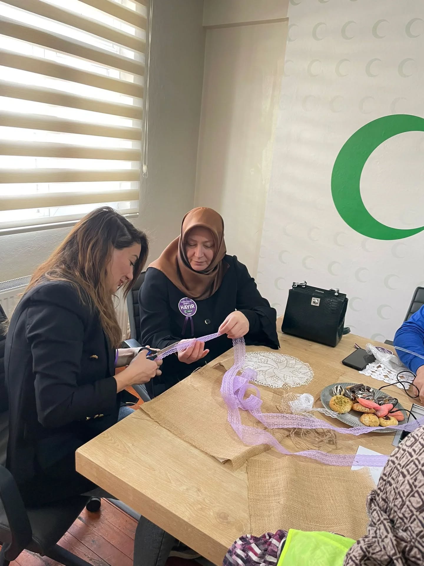 Yeşilay Kars Şubesi, “Kadına Yönelik Şiddete Hayır” Mesajıyla Dantel Atölyesi Düzenledi