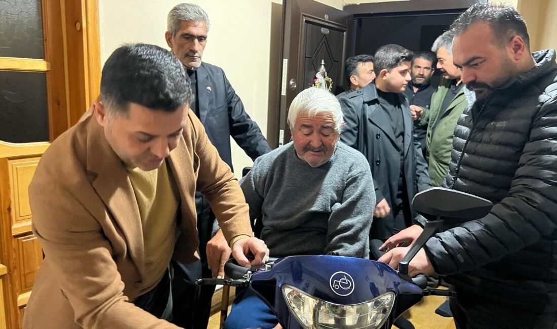 MHP Kars Teşkilatı’ndan Engelli Vatandaşa Akülü Araç Desteği CEM DAŞDELEN- KARS /