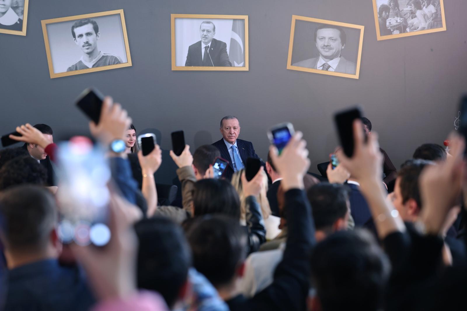 Cumhurbaşkanı Erdoğan, AK Parti Gençlik Buluşmaları’nda Üniversiteli Gençlerle Bir Araya Geldi