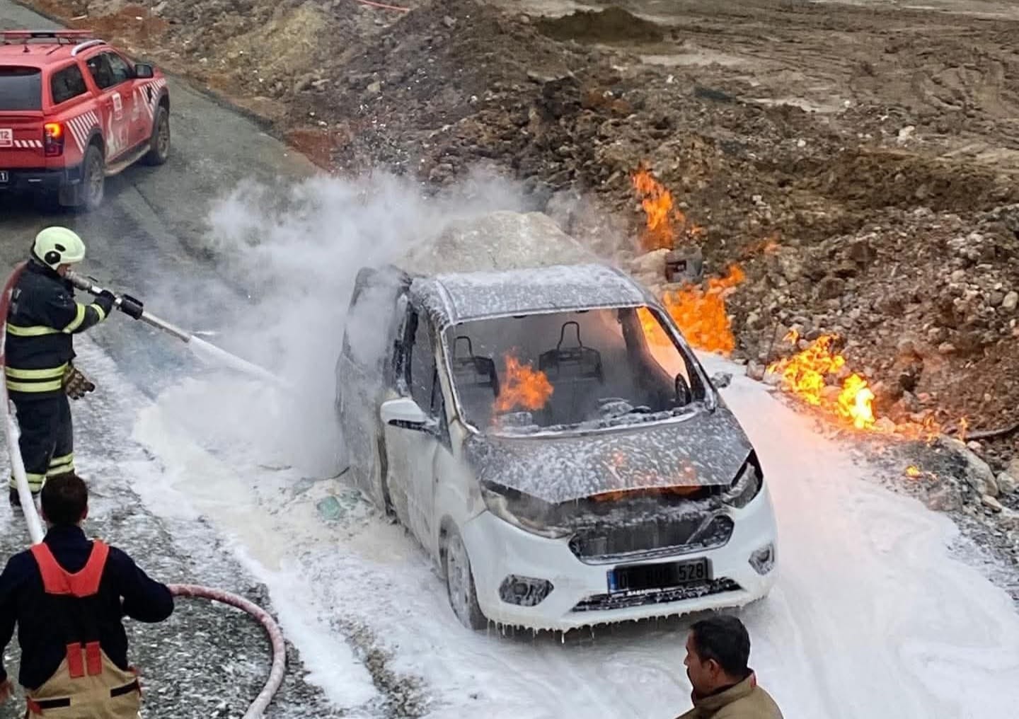 Antakya’da Doğalgaz Kaçağı Araç Yangınına Yol Açtı