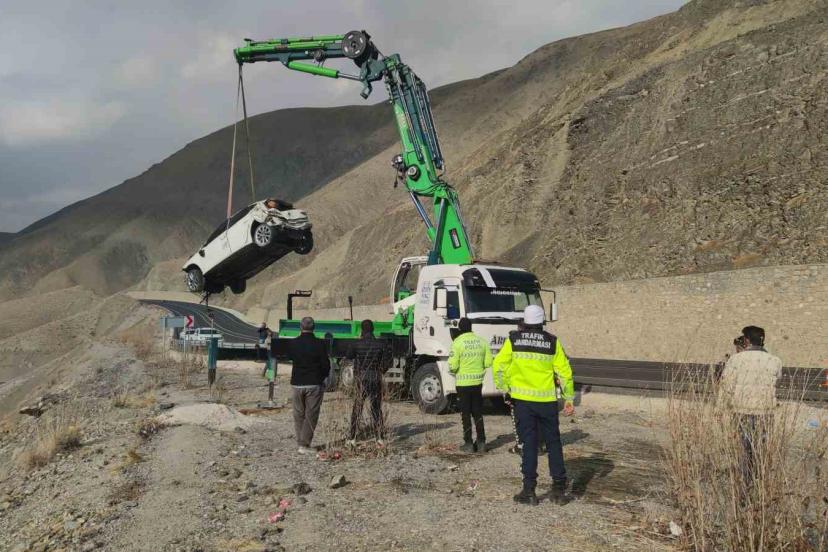 Van’da Baraja Uçan Otomobil 3 Gence Mezar Oldu: Araç Sudan Çıkarıldı