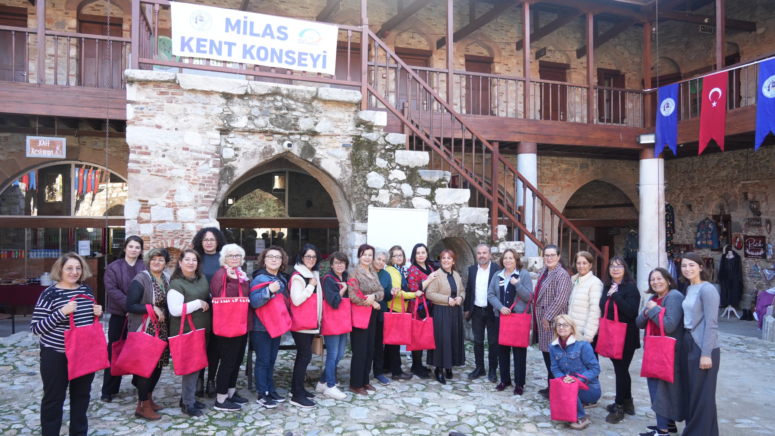 Milas’ta Kadınlar Dikiş Atölyesinde El Emeği Çantalar Üretti