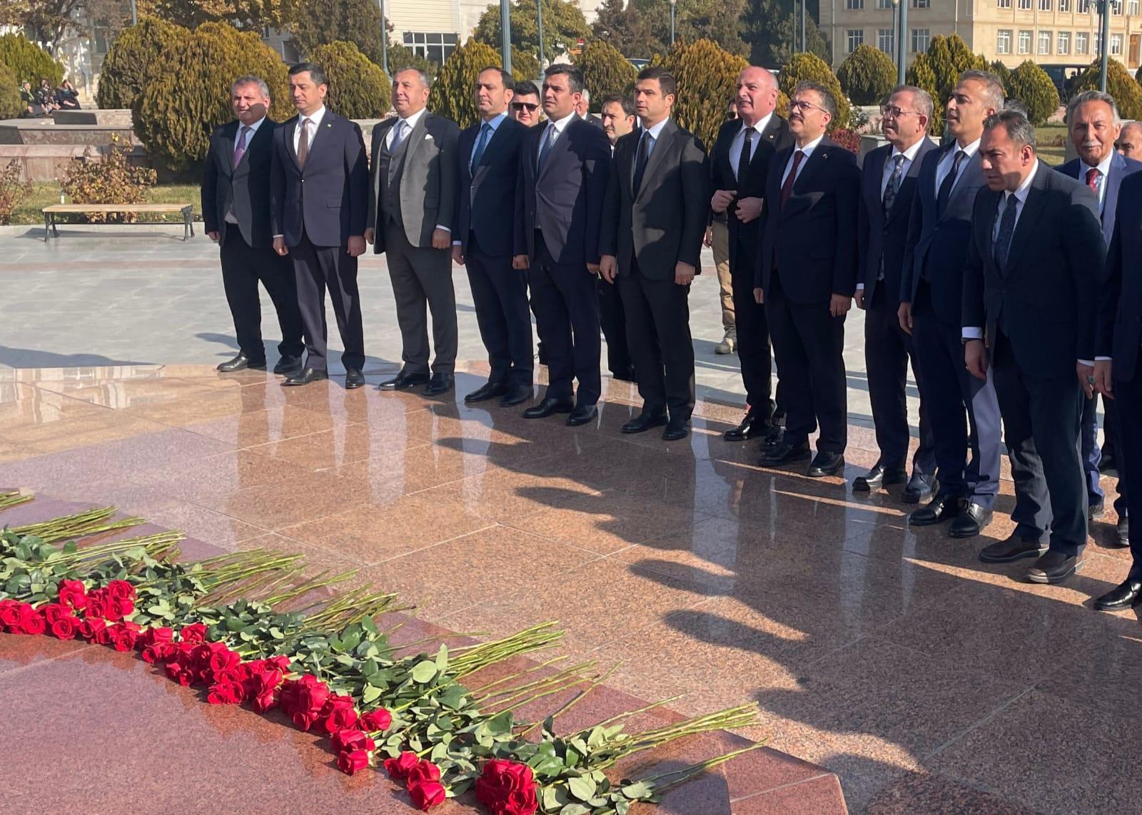 Kars Valisi Ziya Polat, Azerbaycan Programları Kapsamında Haydar Aliyev’in Anıtı’nı Ziyaret Etti