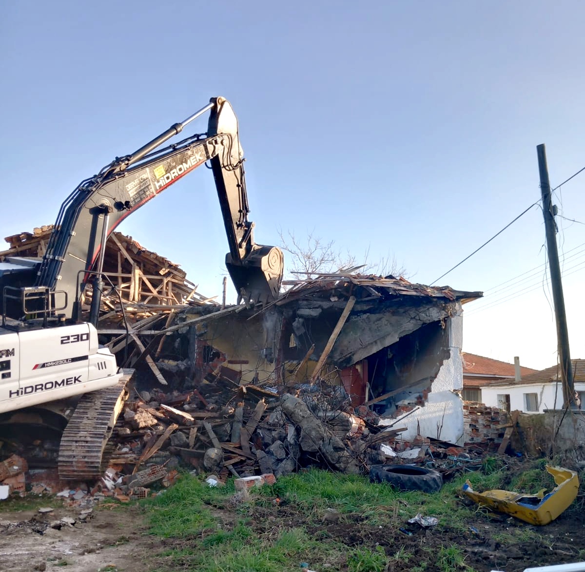 Gelibolu Bolayır’da Yıkılan Eski Okulun Yerine Pazaryeri ve Düğün Alanı Yapılacak
