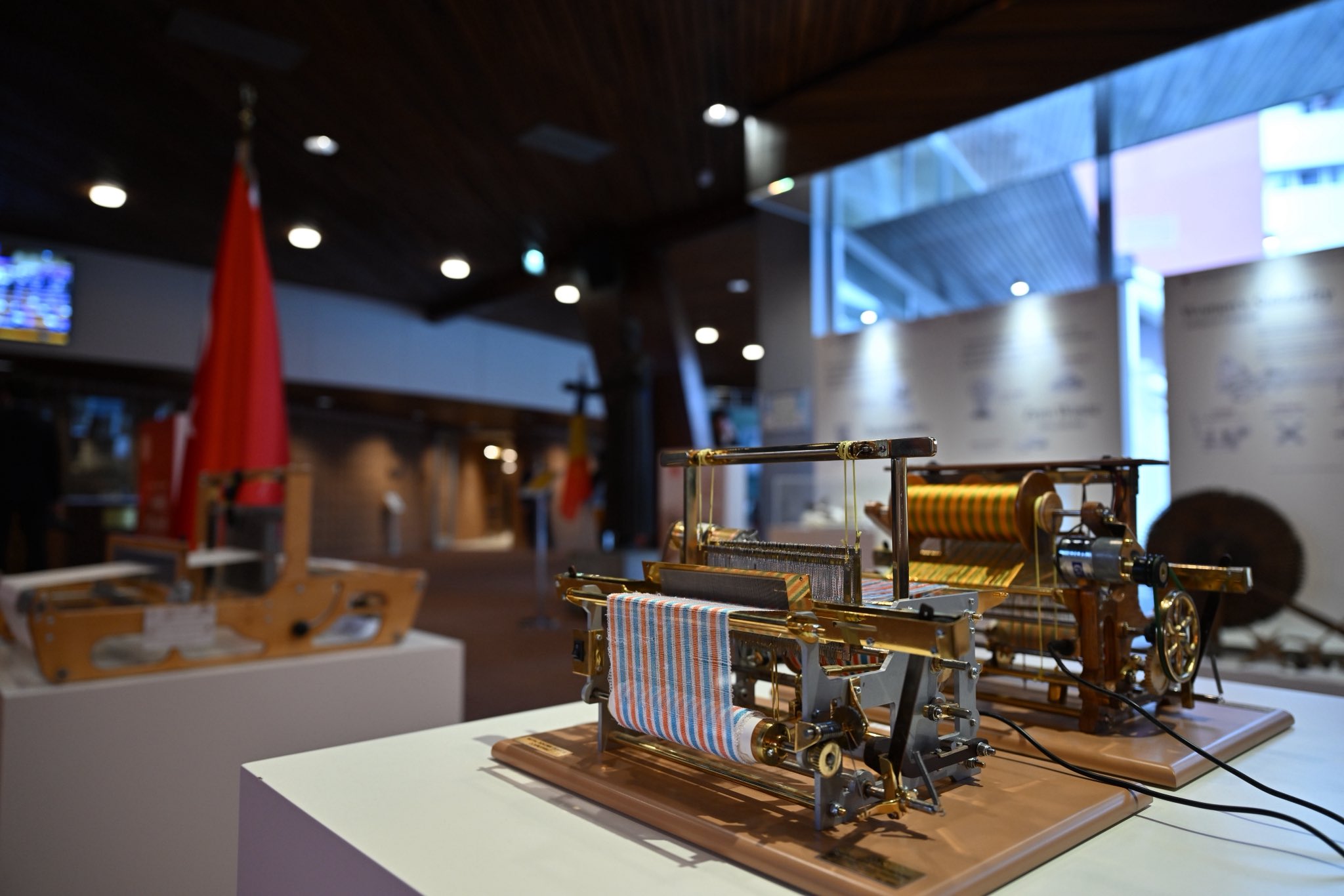 Emine Erdoğan’dan Fransa’daki ‘Türkiye Dokuma Atlası’ Sergisine Tebrik