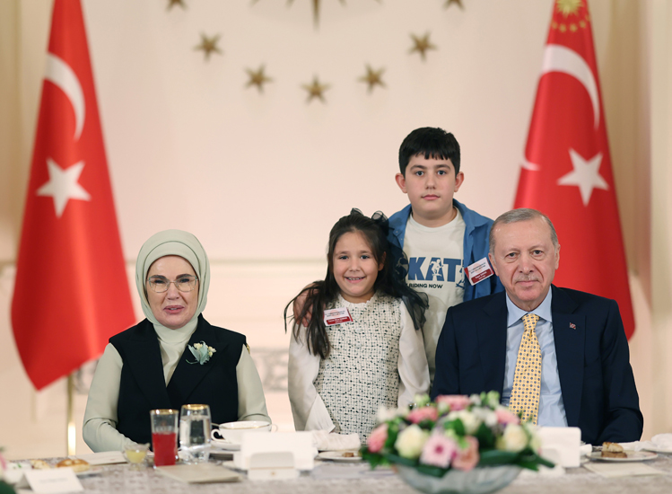 Cumhurbaşkanı Erdoğan İlk İftarda Şehit Aileleriyle Buluştu: “Tehdidi Kaynağında Yok Ediyoruz”
