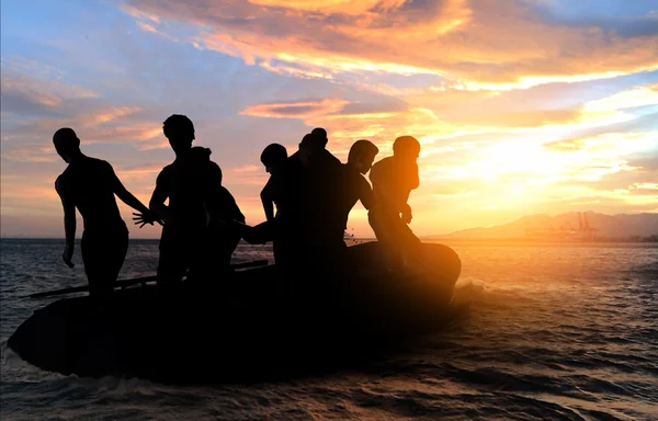 Milas’ta 77 Düzensiz Göçmen Kurtarıldı ve Yakalandı