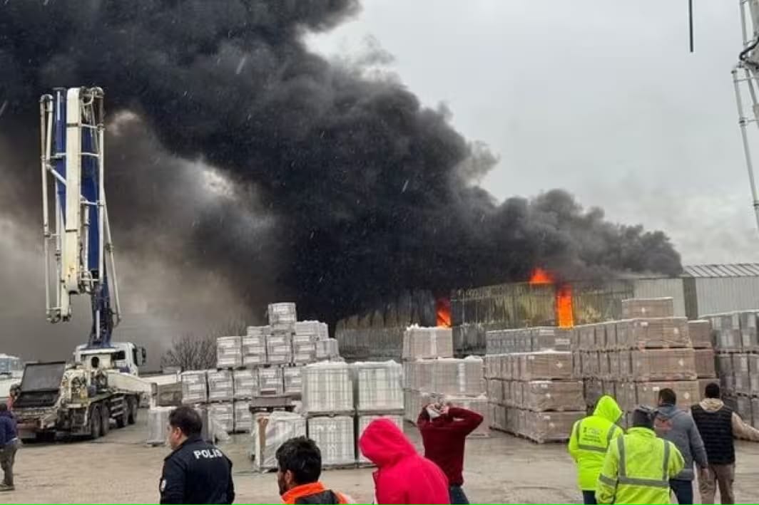 Balıkesir’de Yapı Malzemeleri Deposunda Yangın Çıktı