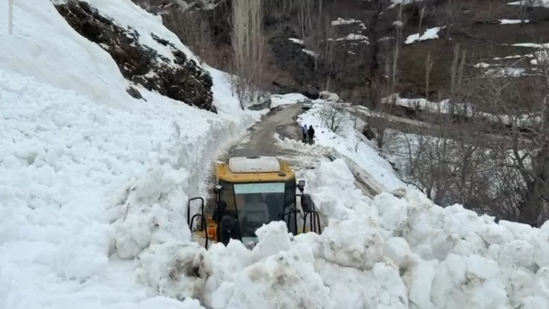 Bahçesaray’da yola çığ düştü Bahçesaray’da, etkili olan yoğun