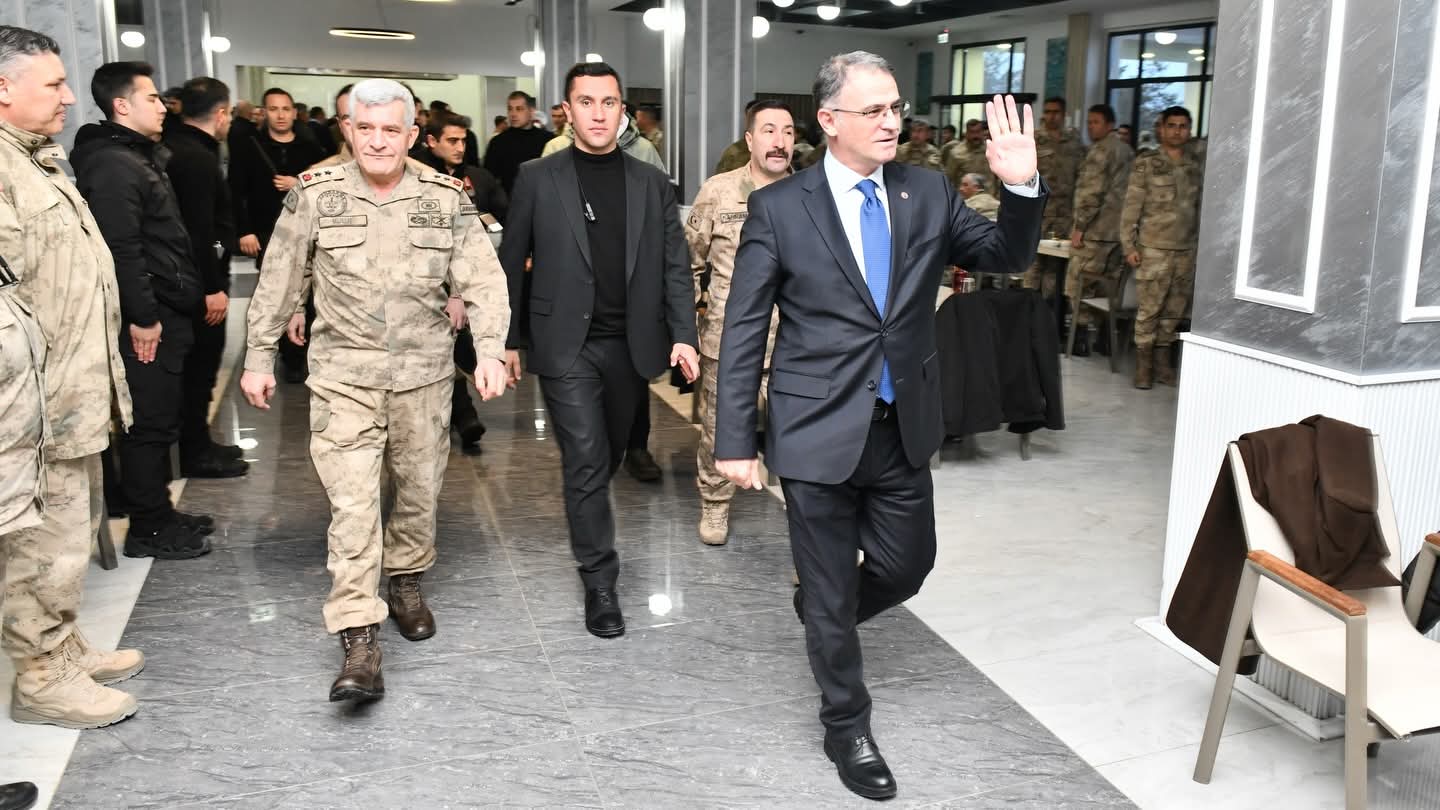Van Valisi Ozan Balcı, Jandarma Asayiş Kolordu Komutanlığında düzenlenen programda güvenlik korucularıyla iftar yaptı.