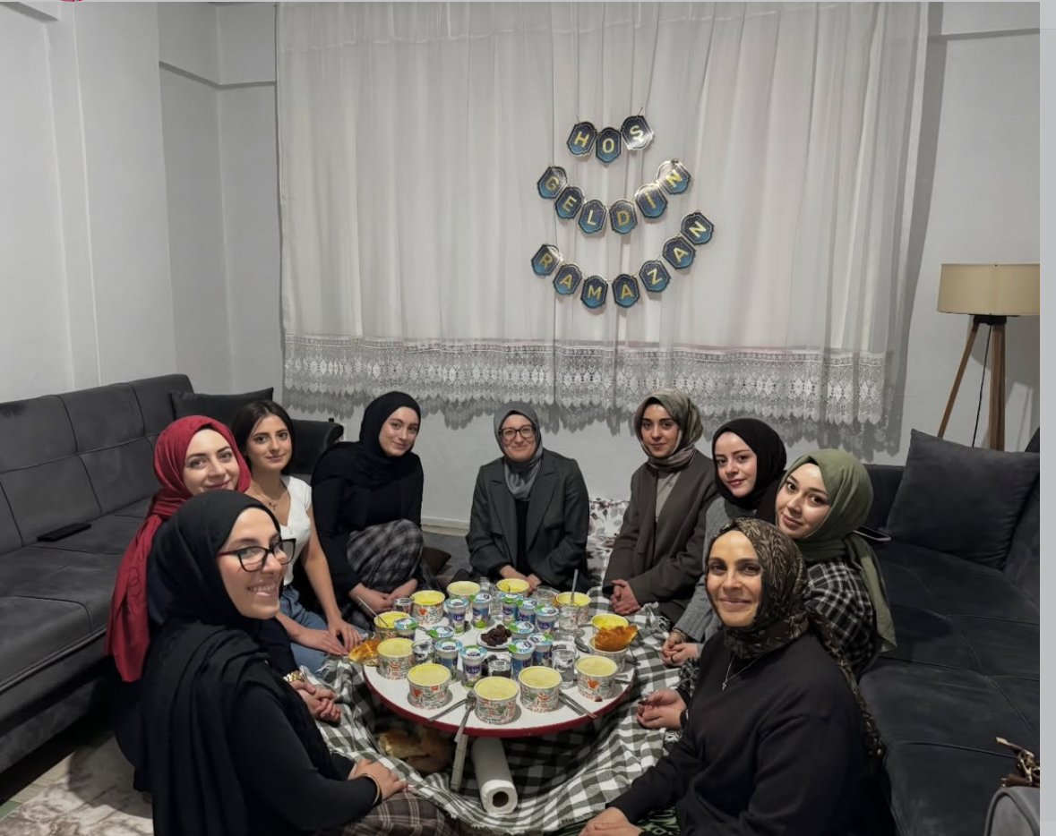 Belgin Uygur, TÜGVA’lı Genç Kızlarla İftar Sofrasında Buluştu